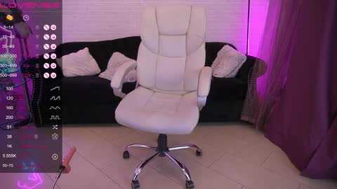 Snapshot of amellywhite chatting on 12-26-24, 03:38 Alina online show from 12-26-24, 03:38