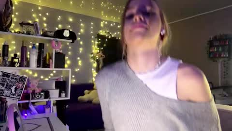 Snapshot of amily_sunray chatting on 02-21-26, 02:07 Amily online show from 02-21-26, 02:07