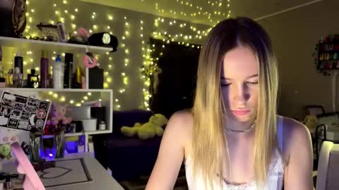 Snapshot of amily_sunray chatting on 02-22-26, 03:43 Amily online show from 02-22-26, 03:43