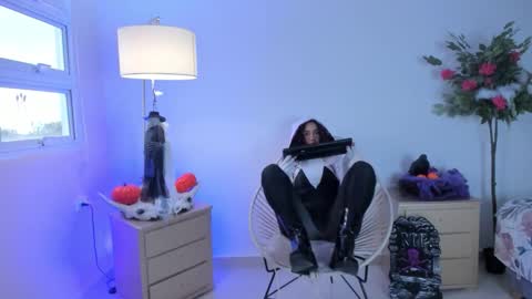 Snapshot of amy_sweetheat__ chatting on 10-31-25, 02:29 Amely online show from 10-31-25, 02:29