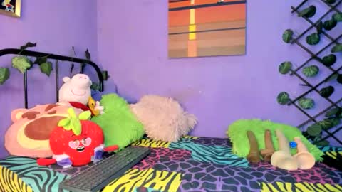 Snapshot of amydelahoz_8 chatting on 10-27-25, 02:04 Amy Kamila online show from 10-27-25, 02:04