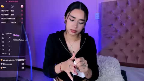 Snapshot of amyolimpo chatting on 02-25-25, 06:36 Amy ... Nice to meet u   thumb up me please its important online show from 02-25-25, 06:36