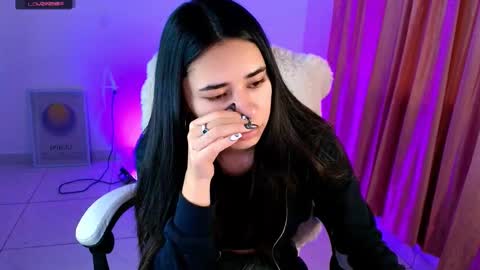 Snapshot of amyolimpo chatting on 10-25-25, 04:53 Amy ... Nice to meet u   thumb up me please its important online show from 10-25-25, 04:53