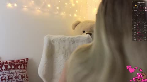 Snapshot of anabelle_wet chatting on 12-28-24, 02:42 Annie  online show from 12-28-24, 02:42