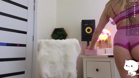 Snapshot of anabelle_wet chatting on 01-27-25, 03:39 Annie  online show from 01-27-25, 03:39