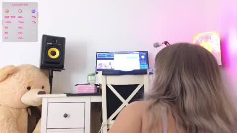 Snapshot of anabelle_wet chatting on 09-16-25, 11:55 Annie  online show from 09-16-25, 11:55