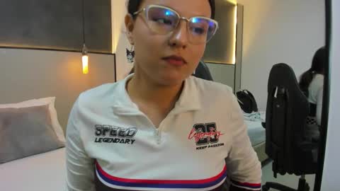 Snapshot of anahi_amery chatting on 12-15-25, 09:30 A N A H I online show from 12-15-25, 09:30