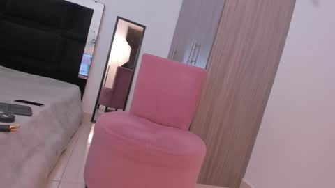 Snapshot of anakross_ chatting on 01-21-25, 12:04 ANA HAMMERLE online show from 01-21-25, 12:04