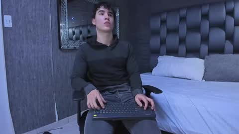 Snapshot of andre_parker chatting on 12-05-24, 04:31 Andre Parker online show from 12-05-24, 04:31