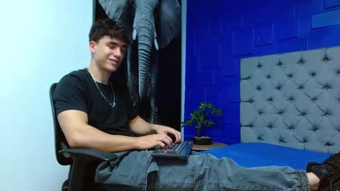 Snapshot of andre_parker chatting on 02-21-25, 04:40 Andre Parker online show from 02-21-25, 04:40