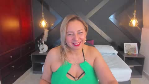 Snapshot of andre_soto_ chatting on 10-04-25, 02:53 A N D R E online show from 10-04-25, 02:53