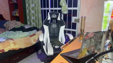 Snapshot of andrelabuda9 chatting on 10-19-25, 07:53 Andre Labuda online show from 10-19-25, 07:53