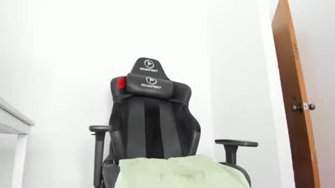 Snapshot of andromeda_02 chatting on 02-06-25, 01:54 Valentina online show from 02-06-25, 01:54