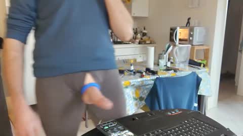 Snapshot of androx77 chatting on 12-23-25, 11:08 androx77 online show from 12-23-25, 11:08