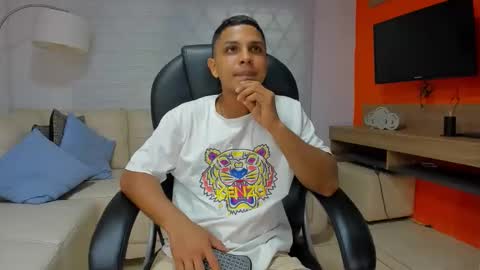 Snapshot of andy_stars_ chatting on 10-20-25, 02:12 andy online show from 10-20-25, 02:12