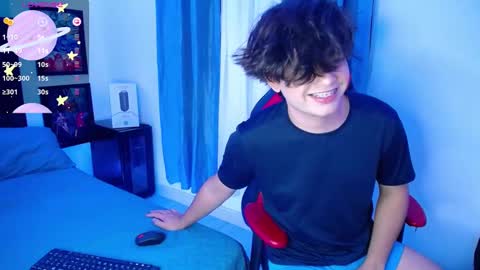 Snapshot of andyboy_19 chatting on 03-10-25, 12:51 andy online show from 03-10-25, 12:51