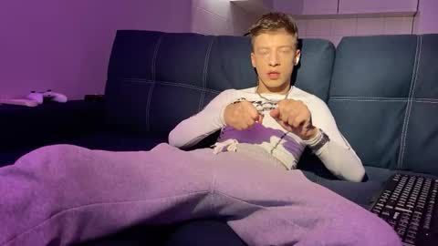 Snapshot of andytwinkkk chatting on 11-17-25, 01:50 AndyTwinkkk online show from 11-17-25, 01:50