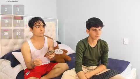 Snapshot of andyy_big_cock chatting on 10-26-25, 01:33 Andy online show from 10-26-25, 01:33