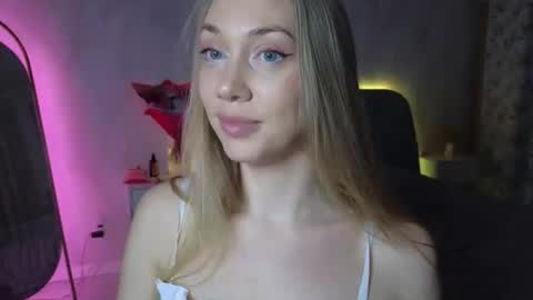 angel  blonde  online show from 10-22-25, 05:02
