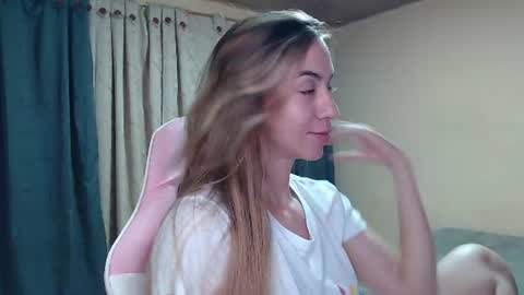 Snapshot of angel_girl10 chatting on 07-19-26, 11:41 Angel Girl online show from 07-19-26, 11:41