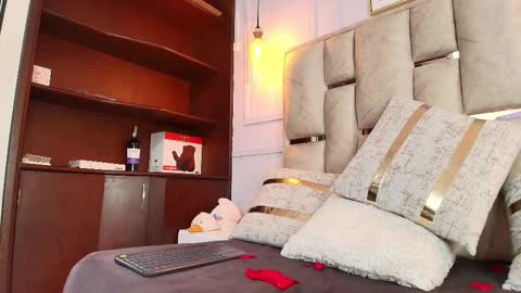 Nicolle  online show from 02-14-25, 02:44