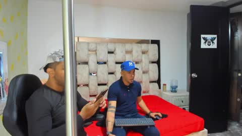 Snapshot of angelandchris chatting on 09-10-25, 12:16 Angel And Cris online show from 09-10-25, 12:16