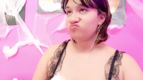 Snapshot of angelarumiee chatting on 10-12-25, 08:19 Angela online show from 10-12-25, 08:19