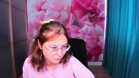 Snapshot of angelinalow chatting on 09-16-25, 11:33 AngelinaLow online show from 09-16-25, 11:33