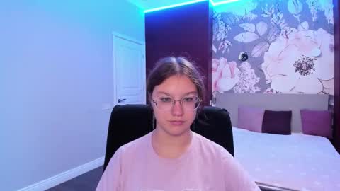 Snapshot of angelinalow chatting on 09-17-25, 11:23 AngelinaLow online show from 09-17-25, 11:23