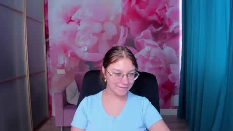 Snapshot of angelinalow chatting on 09-23-25, 11:24 AngelinaLow online show from 09-23-25, 11:24