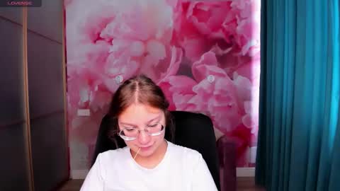 Snapshot of angelinalow chatting on 09-28-25, 11:26 AngelinaLow online show from 09-28-25, 11:26
