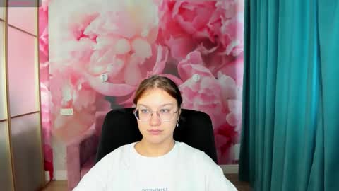 Snapshot of angelinalow chatting on 09-29-25, 11:26 AngelinaLow online show from 09-29-25, 11:26