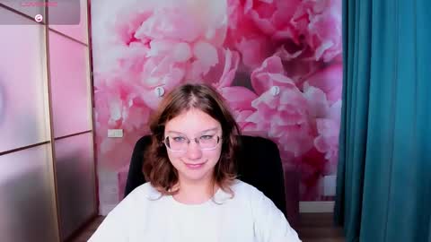 Snapshot of angelinalow chatting on 10-18-25, 06:05 AngelinaLow online show from 10-18-25, 06:05