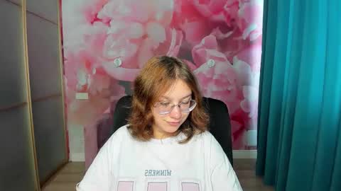 Snapshot of angelinalow chatting on 10-20-25, 11:21 AngelinaLow online show from 10-20-25, 11:21