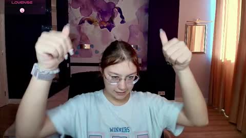 Snapshot of angelinalow chatting on 10-21-25, 11:33 AngelinaLow online show from 10-21-25, 11:33