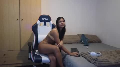 Angelly online show from 10-29-25, 04:09