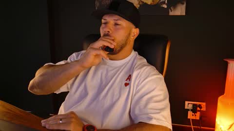 Snapshot of angeloeric chatting on 09-29-25, 06:40 BlackWolf online show from 09-29-25, 06:40