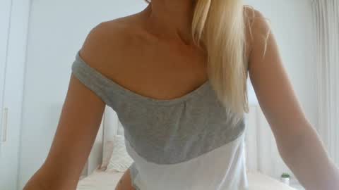 Snapshot of angelsquirting chatting on 06-20-26, 11:02 Alesia online show from 06-20-26, 11:02