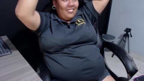 Snapshot of angy_ro12 chatting on 10-22-25, 11:15 angy online show from 10-22-25, 11:15