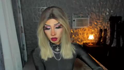 Snapshot of anitacruisze chatting on 02-15-25, 04:01 Miss Ann online show from 02-15-25, 04:01