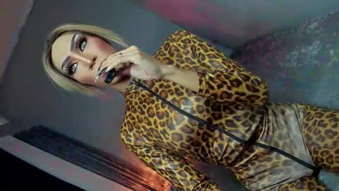 Snapshot of anitacruisze chatting on 11-27-25, 01:18 Miss Ann online show from 11-27-25, 01:18