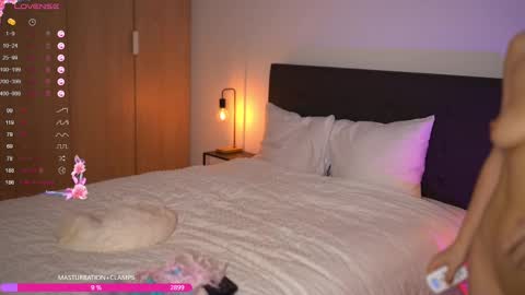 Im Anita thumb up me please its important online show from 03-12-25, 12:20