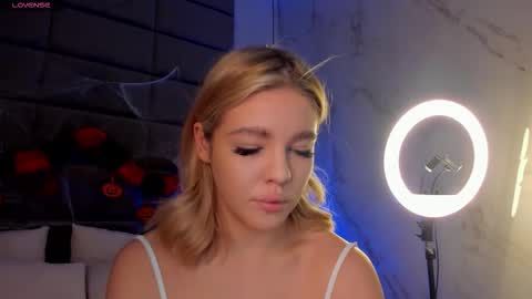 Anna online show from 10-29-25, 01:52