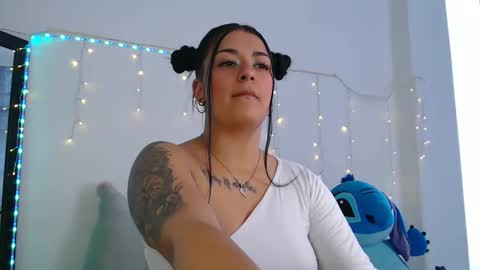 Snapshot of anne_lennon_ chatting on 05-19-26, 04:46 Anne online show from 05-19-26, 04:46