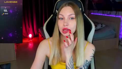 Snapshot of annie69kiss chatting on 09-14-25, 09:03 Annie online show from 09-14-25, 09:03