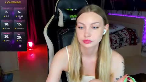 Snapshot of annie69kiss chatting on 10-15-25, 08:53 Annie online show from 10-15-25, 08:53