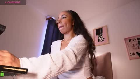 Snapshot of annie_es chatting on 02-17-26, 12:23 Annie online show from 02-17-26, 12:23