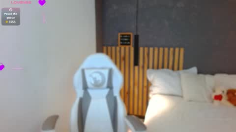 Annie Volker online show from 11-21-25, 04:11