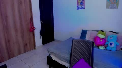 Snapshot of annieblu3 chatting on 12-10-24, 01:44 AnnieBlu3 online show from 12-10-24, 01:44