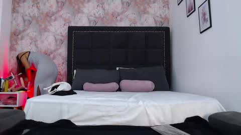 Anniieleonhart online show from 02-26-25, 08:33